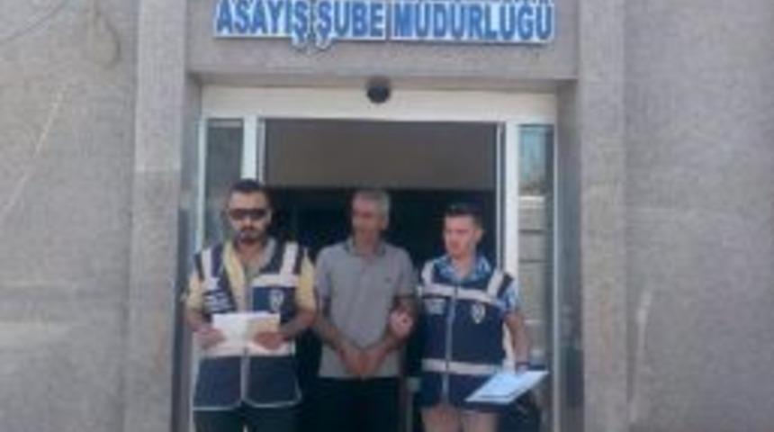 Coğrafya &Ouml;ğretmenine, Etek Altı G&ouml;r&uuml;nt&uuml;s&uuml; Kaydetmekten G&ouml;zaltı