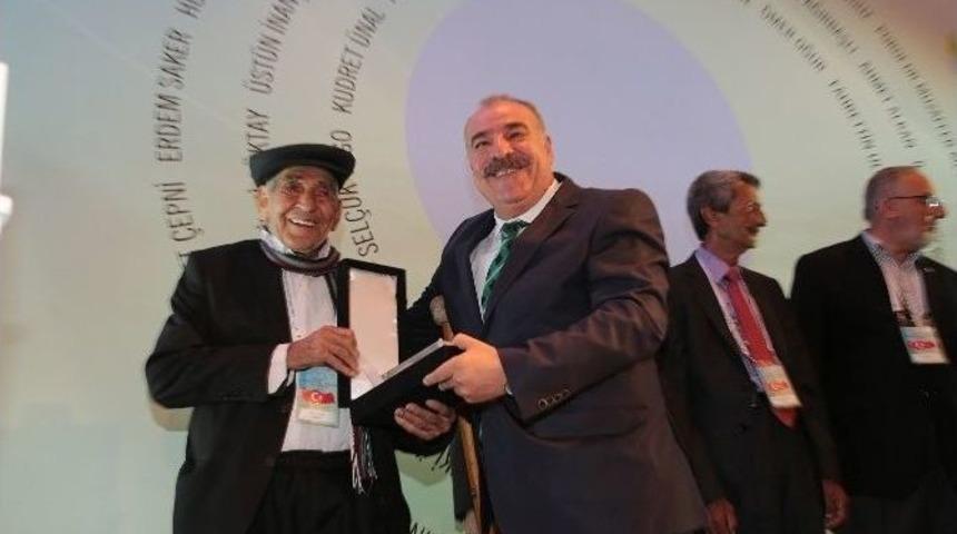 Hayri Dev&rsquo;e B&uuml;y&uuml;k Onur