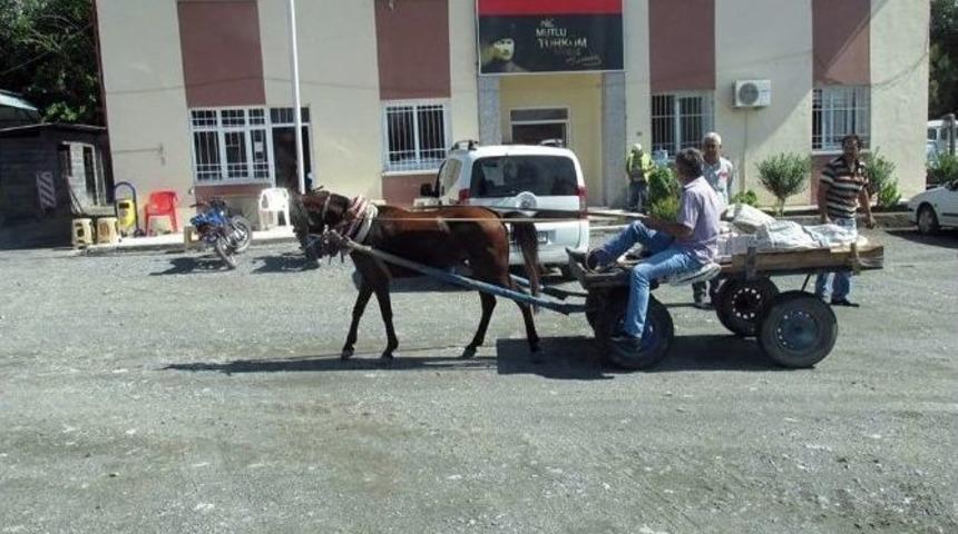 At Arabalı R&ouml;gar Kapağı Hırsızlarına Su&ccedil;&uuml;st&uuml;