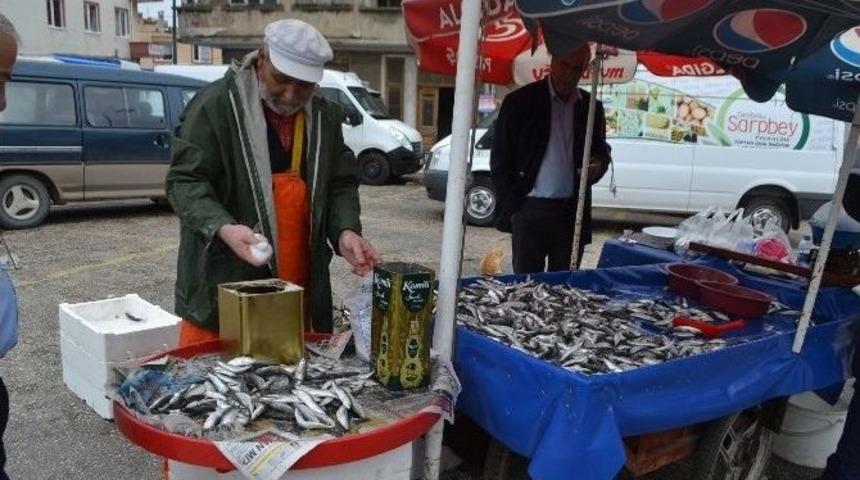 Hem Balık Satıyor, Hemde Tuzlu Balık Yapıyor