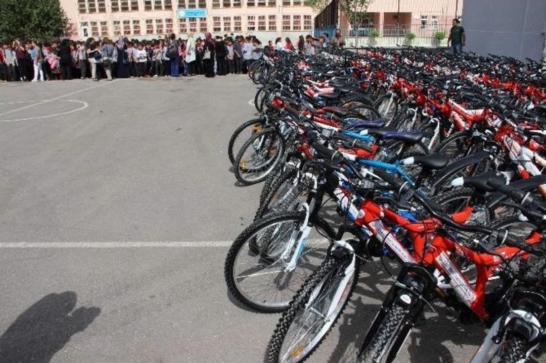 Manisa&rsquo;da 230 &Ouml;ğrenciye Bisiklet Dağıtıldı