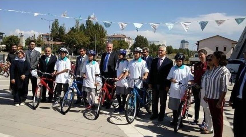 Öğrencilere Bisiklet Dağıtıldı