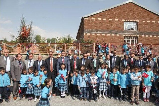 Ahlat’ta İlköğretim Haftası Kutlamaları