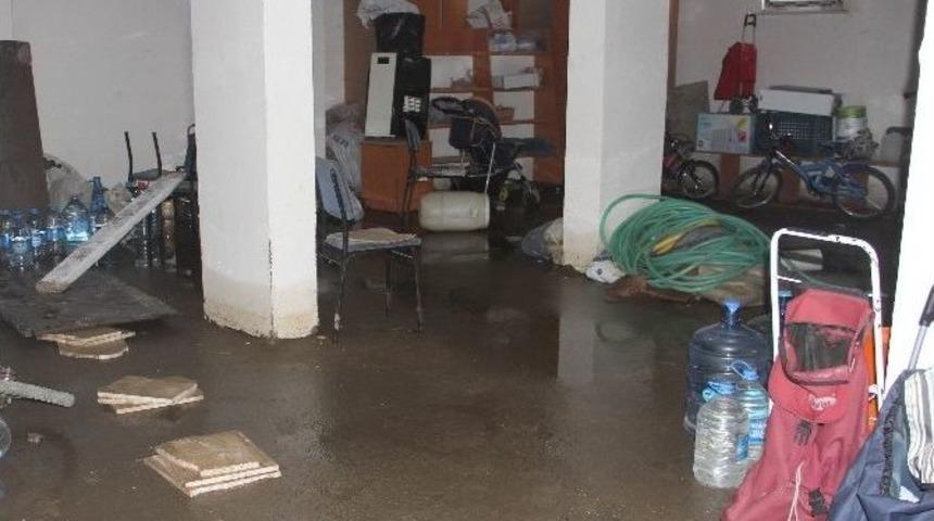 Sağanak Yağış Bozkurt&rsquo;ta Hayatı Fel&ccedil; Etti