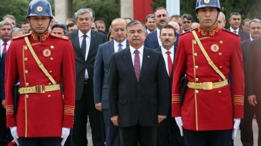 Yeni Yasama Yılı Nedeniyle Tbmm Atat&uuml;rk Anıtı'na &Ccedil;elenk Konuldu