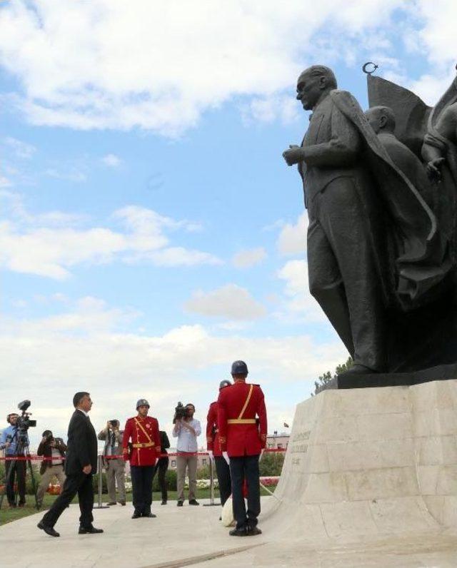 Yeni Yasama Yılı Nedeniyle Tbmm Atatürk Anıtı'na Çelenk Konuldu