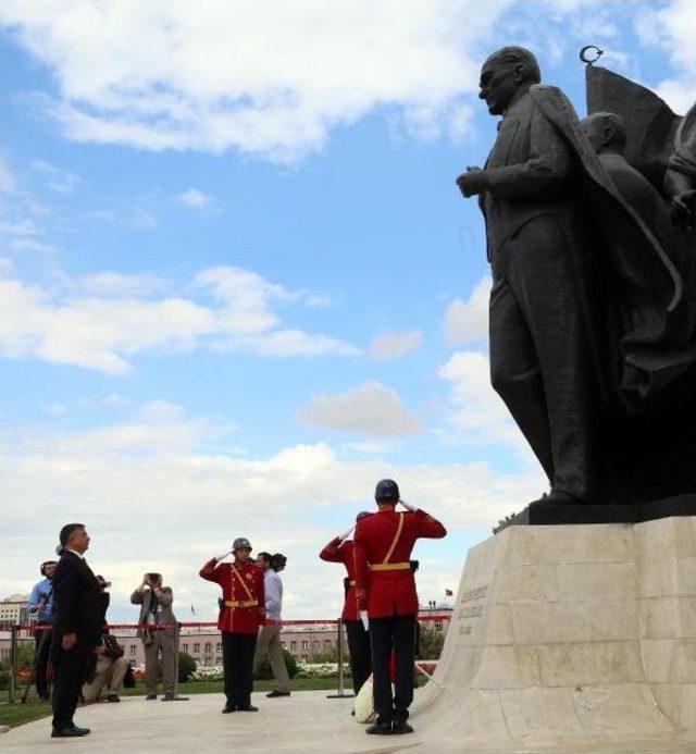 Yeni Yasama Yılı Nedeniyle Tbmm Atatürk Anıtı'na Çelenk Konuldu