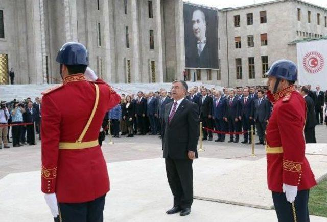 Yeni Yasama Yılı Nedeniyle Tbmm Atatürk Anıtı'na Çelenk Konuldu