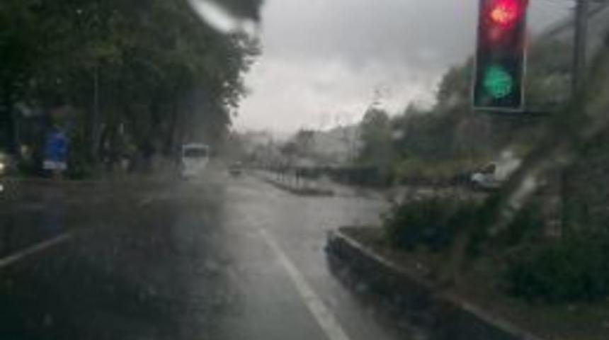 Aynı Anda Kırmızı İle Yeşil Yanan Trafik Lambası S&uuml;r&uuml;c&uuml;leri Şaşırttı