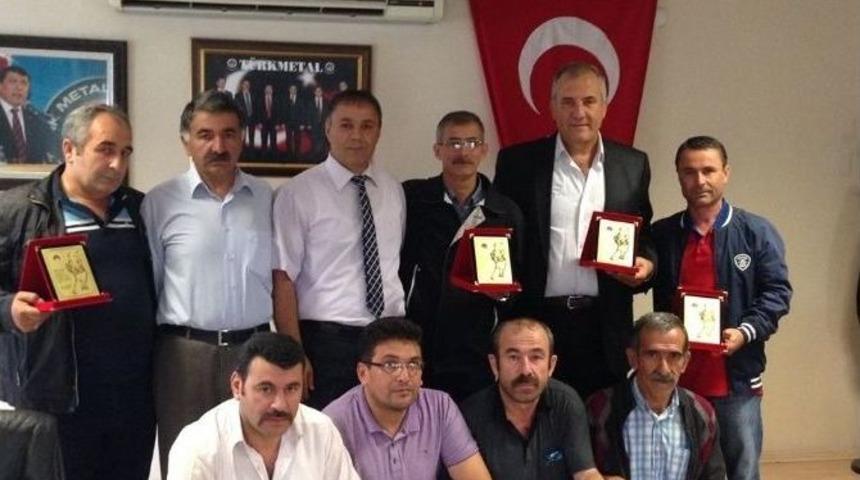 T&uuml;rk Metal Sendikası Kayseri Şubesi&rsquo;nden Emekli Olan &Uuml;yelerine Plaket
