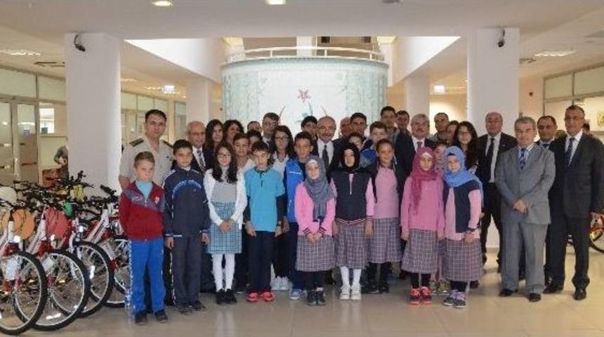 Sağlık İçin Çocuklara Bisiklet Dağıtıldı