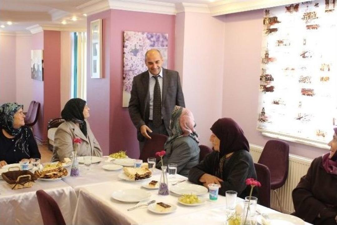 Esenler Belediyesi Yaşlılara Keyifli Bir G&uuml;n Yaşattı