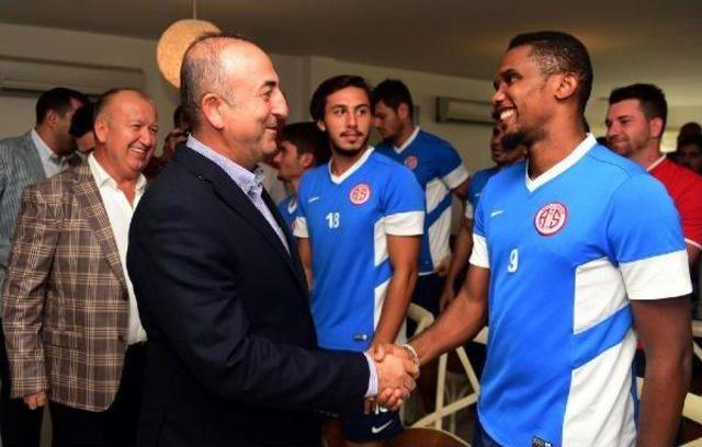 3 Kilo Veren Eto'o, Ak Parti'li Çavuşoğlu'nun Baklava Ikramını Geri Çevirdi