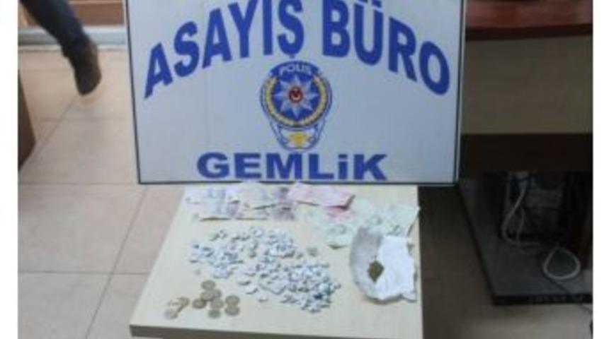 Polisten Uyuşturucuya Su&ccedil;&uuml;st&uuml;