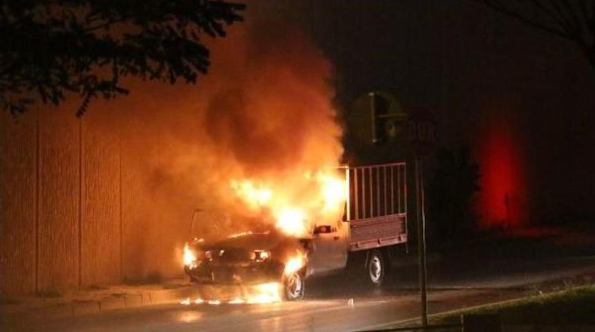 Seyir Halinde Kamyonet Alev Alev Yandı
