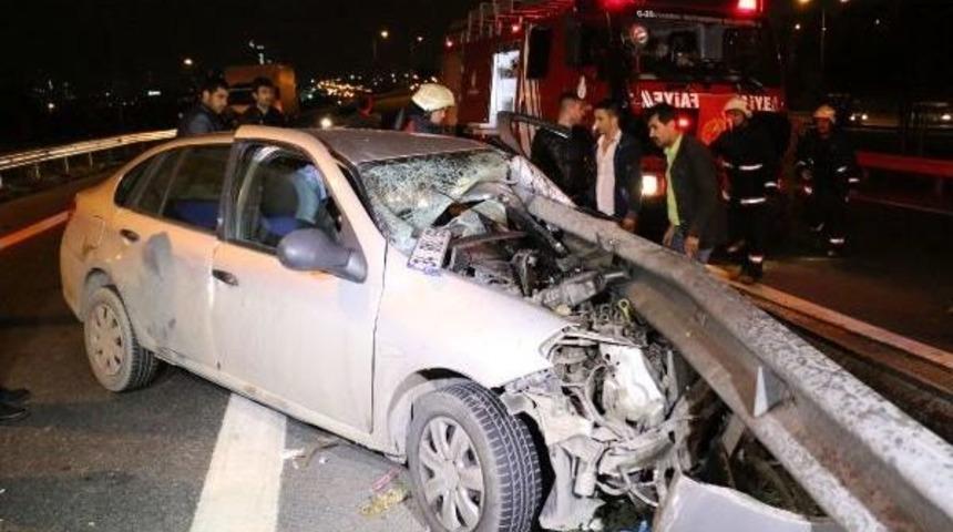 Kontrolden &Ccedil;ıkan Otomobil Bariyerlere Saplandı: 1 Ağır Yaralı