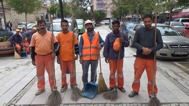 (özel Haber) Temizlik İşçileri Hem Ağlattı Hem Oynattı