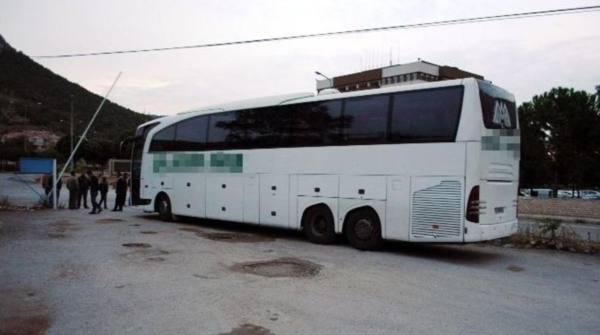 &Ouml;n&uuml;n&uuml; Kestiği Yolcu Otob&uuml;s&uuml;n&uuml;n Muavinini &Ouml;ld&uuml;rd&uuml;