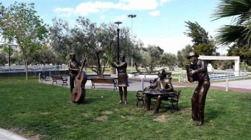 M&uuml;zisyen Heykeller Aliağa&rsquo;da Sanat Sokağına Renk Kattı