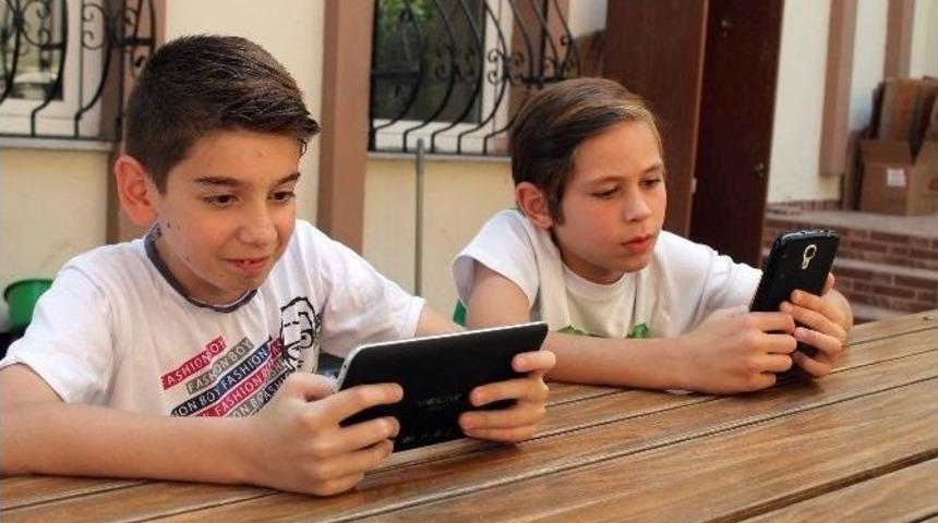 Sosyal Medyada &Ccedil;ocukları Bekleyen Tehlike