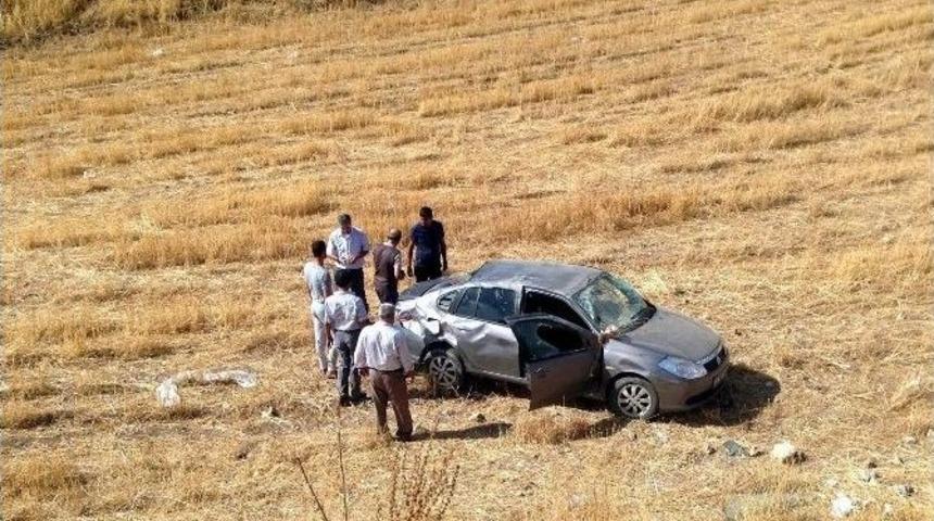 Otomobil Tarlaya U&ccedil;tu: 3 Yaralı