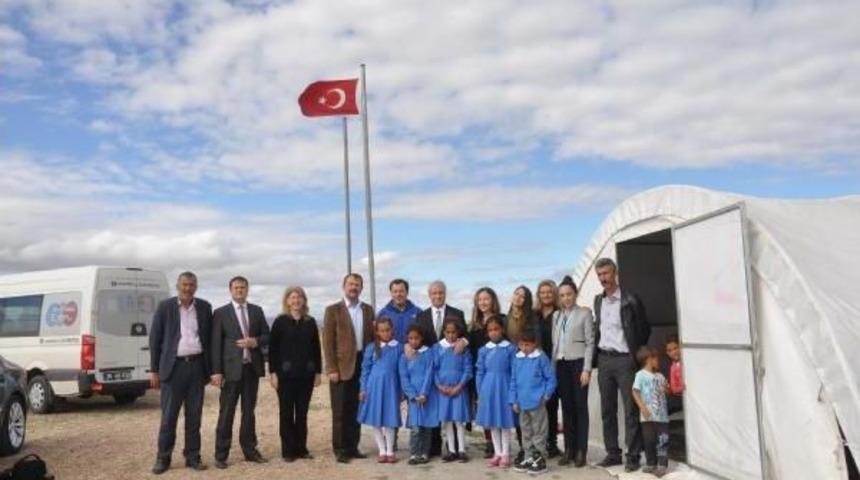 'g&ouml;&ccedil; Okulu'nda &Ouml;nl&uuml;k Ve Ayakkabı Sevinci