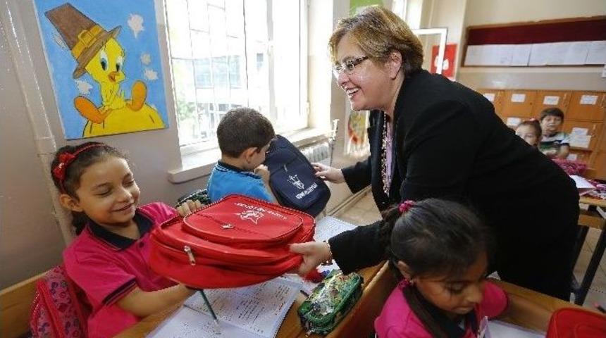 Konak&rsquo;ta Eğitime Destek S&uuml;r&uuml;yor