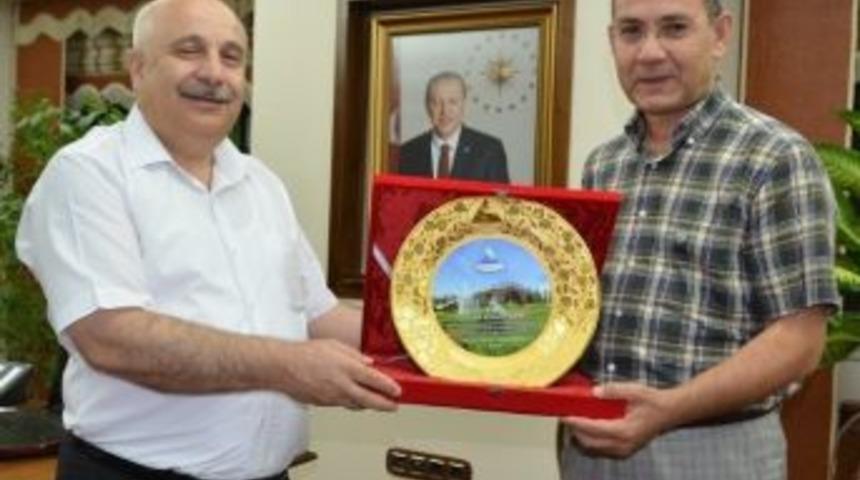 Rekt&ouml;r Pınarbaşı&rsquo;na Teşekk&uuml;r Plaketi