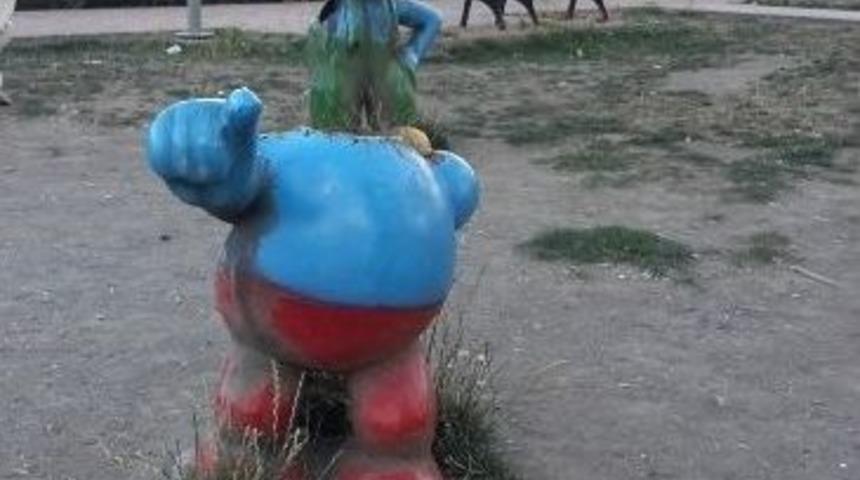 Kars Millet Bah&ccedil;esi&rsquo;ndeki Fig&uuml;rler Kimliği Belirsiz Kişilerce Kırıldı