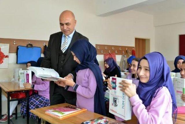 Başkan, Teog'a Hazırlanan Öğrencilere Kitap Dağıttı