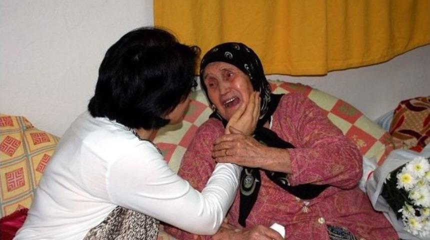 G&ouml;n&uuml;l El&ccedil;ileri Derneğinden Yaşlılara Ziyaret