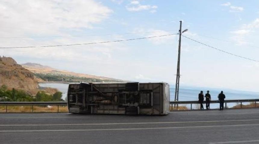 Bitlis'te Otob&uuml;s Devrildi: 10 Polis Yaralı