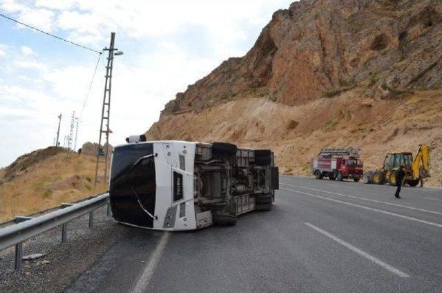 Bitlis'te Otobüs Devrildi: 10 Polis Yaralı