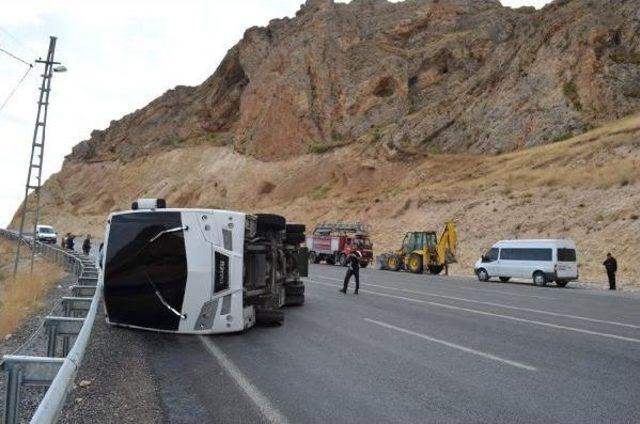 Bitlis'te Otobüs Devrildi: 10 Polis Yaralı