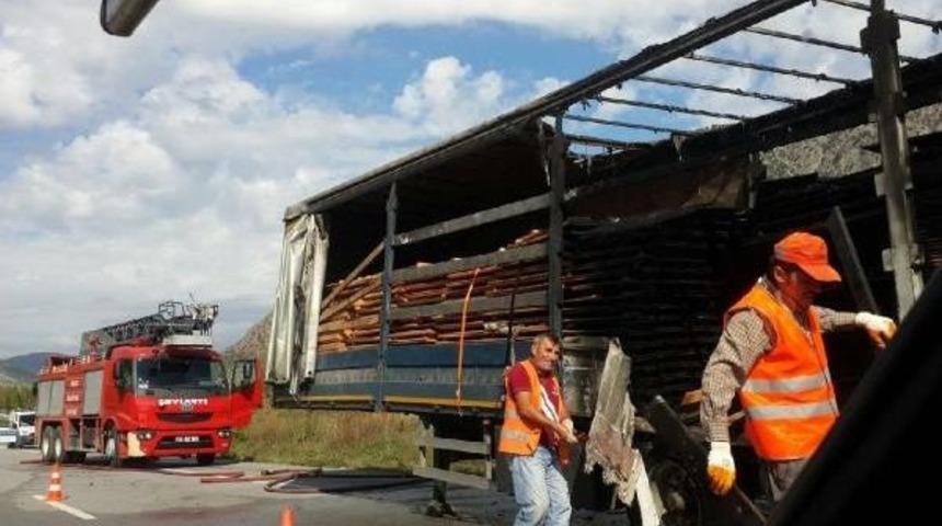 Seyir Halindeki Tır'ın Dorsesi Yandı
