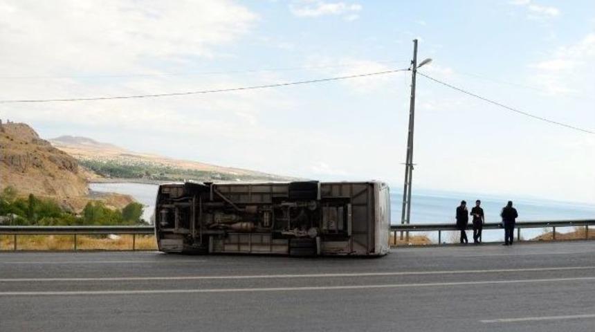 Polisleri Taşıyan Midib&uuml;s Devrildi: 10 Yaralı