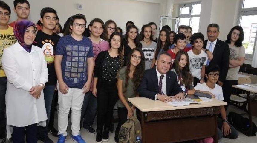 Başkan B&ouml;cek, Yaptırdığı Okulun &Ouml;ğrencileriyle Bir Araya Geldi