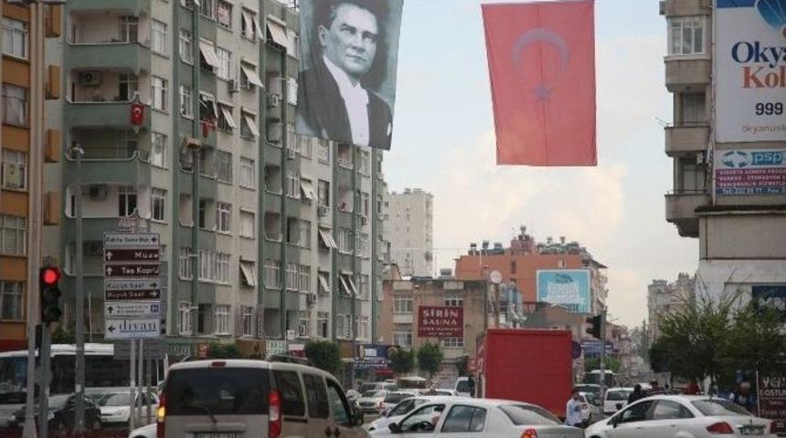 Adana Bayrak Ve Atat&uuml;rk Posterleriyle Donatılıyor