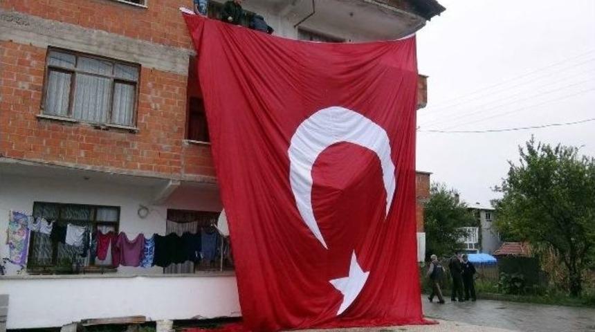Sakaryalı Şehidin Evi T&uuml;rk Bayraklarıyla Donatıldı
