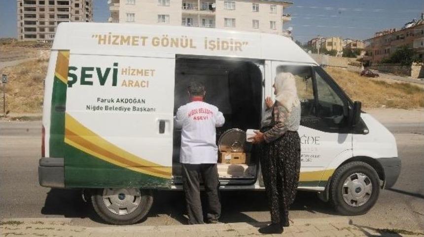 Niğde Belediyesi Her G&uuml;n 85 Kişiye Sıcak Yemek Veriyor