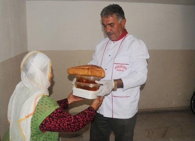 Niğde Belediyesi Her Gün 85 Kişiye Sıcak Yemek Veriyor