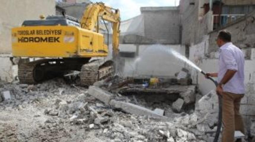 Toroslar&rsquo;da Metruk Binalar Yıkılıyor