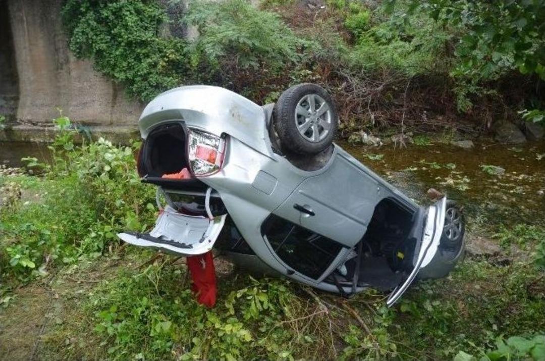 Otomobil K&ouml;pr&uuml;den U&ccedil;tu: 1 &Ouml;l&uuml;, 2 Yaralı