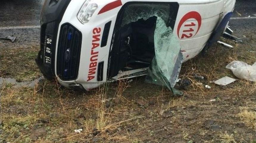 Hasta Taşıyan Ambulans Kaza Yaptı: 6 Yaralı