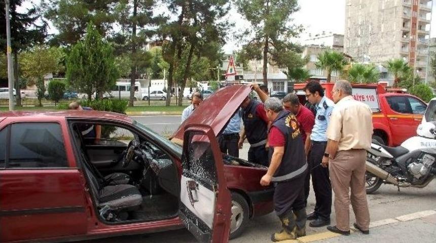 Park Halindeki Otomobilde Yangın &Ccedil;ıktı