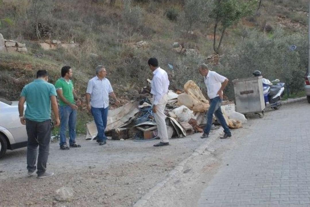 Fethiye&rsquo;de &Ccedil;evre Sakinlerinin Depo Haline Getirdiği Kaya Mezarları Temizlendi