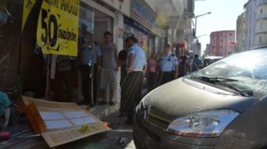 Kadın S&uuml;r&uuml;c&uuml; Aracıyla D&uuml;kkana Daldı