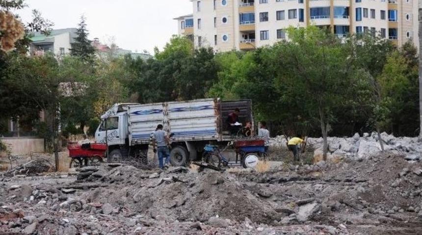 Ekmeklerini Molozlardan &Ccedil;ıkartıyorlar