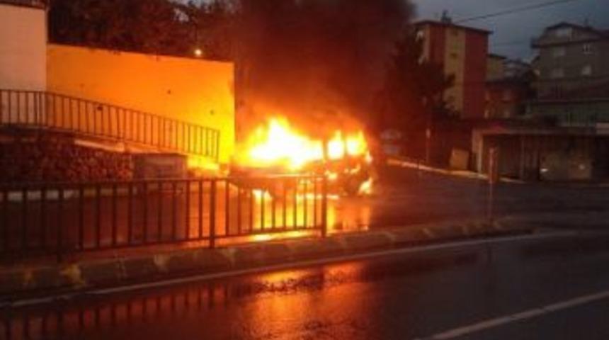 (&ouml;zel Haber) Seyir Halindeki Otomobil Alev Topuna D&ouml;nd&uuml;