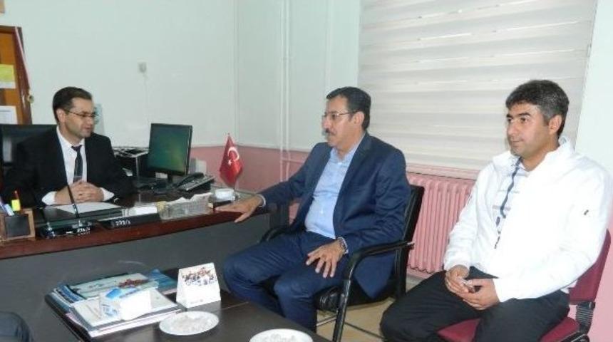 Ak Parti&rsquo;den Kırtasiye Yardımı